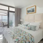 Luxury Sea View 2Br + Balcony & Pool - Berrystays