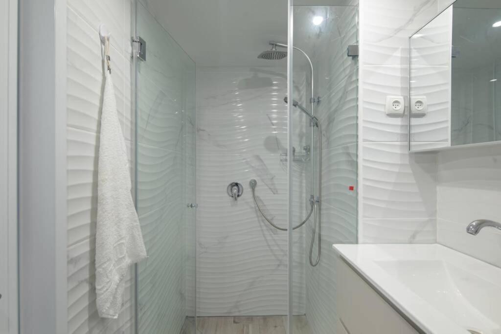 Luxury Sea View 2br + Balcony & Pool - Berrystays Apartment Tel Aviv