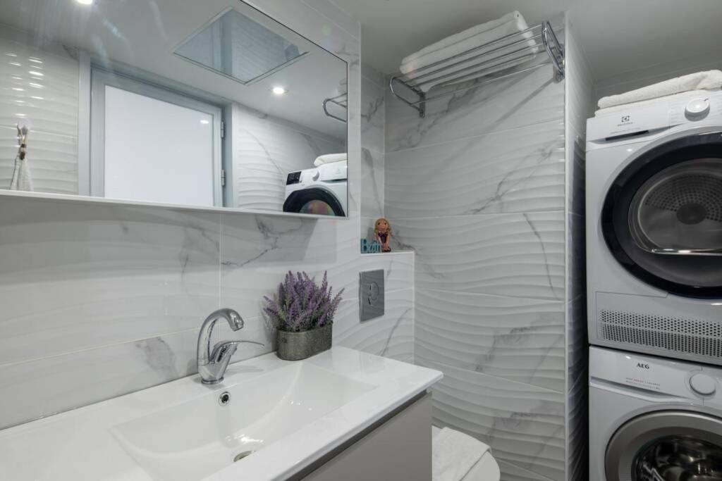 Luxury Sea View 2br + Balcony & Pool - Berrystays Apartment *