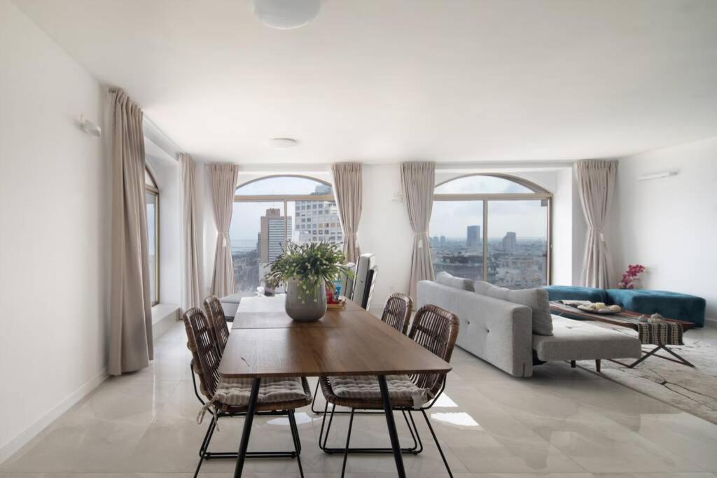 Luxury Sea View 2br + Balcony & Pool - Berrystays Apartment *